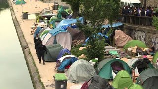 Paris évacuation du camp de migrants du canal SaintMartin [upl. by Hake]