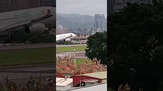 中國東方航空airbus330降落 松山機場 飛機 機場  airplane airport 客機 航空 [upl. by Akirrehs]