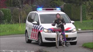 POLITIE LAAT FIETSERTJE SCHRIKKEN MET SIRENE [upl. by Samara993]