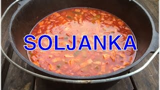 Ukrainische Soljanka aus dem Dutch Oven  Klaus grillt ostdeutsches Rezept [upl. by Acimat]