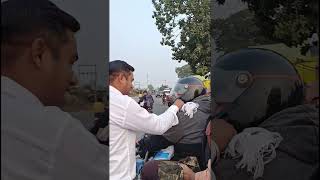 आगे पुलिस चेकिंग है तो हेलमेट लगा लीजिए [upl. by Nnagrom]