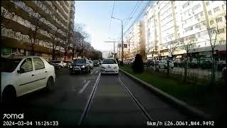 Agresor înarmat cu un cuțit amenință un bărbat în Ploiești [upl. by Einnim796]