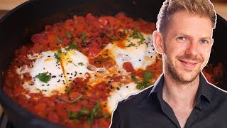 Shakshuka Rezept  Pochierte Eier in Tomatensauce [upl. by Noryak957]