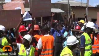 Les ouvriers de la nouvelle aerogare de Lomé disent NON à leur conditions de travail [upl. by Izak]