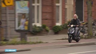 Snorscooters verplicht op de rijbaan Ik word aangeschoten wild  RTL NIEUWS [upl. by Llewellyn]