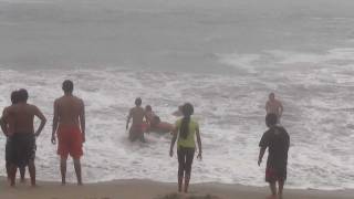 Rescate a bañista en playa Punta Rocas  Punta Negra [upl. by Accem308]