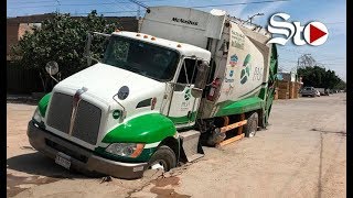 Se hunde camión recolector de basura en Torreón [upl. by Oinimreh392]