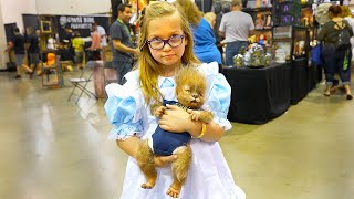 Scary Girls Holding Creepy Dolls Costumes  Scare Actors amp Cosplay at Midwest Haunters [upl. by Eletnahc]