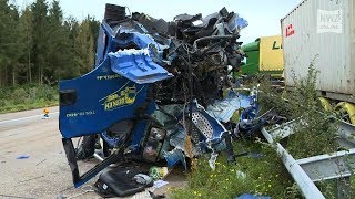 Schwerer Unfall auf der A29  LKWFahrer kopfüber eingeklemmt [upl. by Olegnaid]