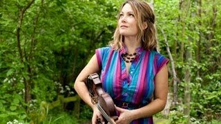 Bluegrass fiddle masterclass Sara Watkins on how to play When It Pleases You [upl. by Yeniar219]