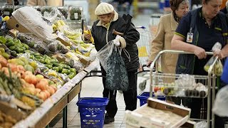 La catena francese di supermercati Auchan chiude in Russia [upl. by Attiuqal581]