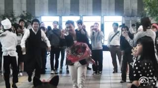 Flashmob surprise proposal フラッシュモブ サプライズ プロポーズ One Direction Live While Were Young JR大阪駅 quotカリヨン広場 [upl. by Dahs]