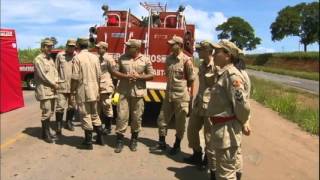 Cratera se forma em rodovia após rompimento de barragem em Goiás [upl. by Munroe]