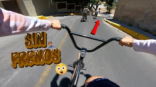 BAJANDO A TODA VELOCIDAD EN BICI 🚲 SIN FRENOS 💀🚫 Casi termina mal🚑🥵🤣 [upl. by Telrats]