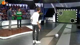 Thomas Müller traut sich an der Torwand auch vom Bierglas  das aktuelle sportstudio – ZDF [upl. by Senskell]