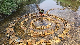 spiral fish trap Skill of stacking rocks to make fish traps boy Khai traps stream fish to sell [upl. by Amandy]