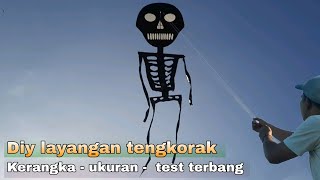 membuat layangan unik tengkorak ukuran sedang [upl. by Edyaw109]