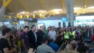 Los Sabandeños Aeropuerto de Madrid 27052012 [upl. by Elleuqar310]