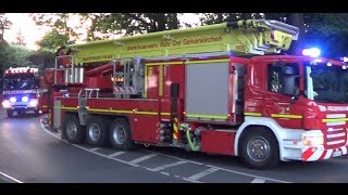 Seltene Sonderfahrzeuge von Werkfeuerwehren auf Alarmfahrt in Duisburg [upl. by Rehnberg]