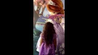 Meeting Sofia the first  Conhecendo Sofia the first  Disney  Hollywood Studios  Sophie [upl. by Anamuj]