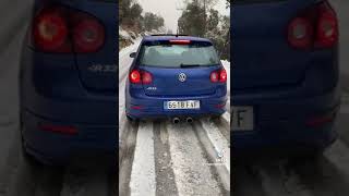 GOLF 5 R32 SOUND IN SNOW EXHAUST golf R32 exhaust fyp viral views golf5 vr6 vw [upl. by Assek]