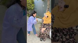 SEMUA YANG DISUNTIK RAISHA DIKASIH ROTI shorts [upl. by Ivah]