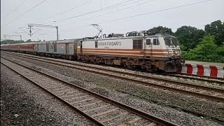 Utsarg express ko cross Krane k liye Manjhi railway station per khadi rahi Sarnath express [upl. by Vardon]