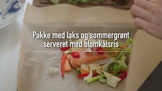 Pakke med laks og sommergrønt serveret med blomkålsris [upl. by Aivek]