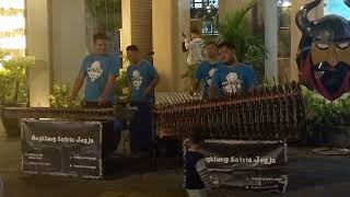 RUNGKAT Angklung Percusion quotAngklung Satria Jogjaquot di Malioboro [upl. by Arait475]