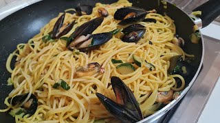 Spaghetti alle cozze e zucchina un primo piatto diverso dal solito [upl. by Aislehc]