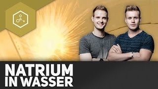 Natrium in Wasser geht ab  Das Experiment [upl. by Eenot]