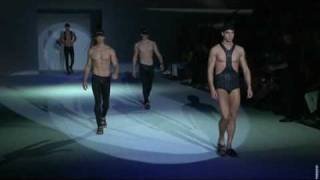 Défilé Emporio Armani Homme à Milan [upl. by Dibbrun]