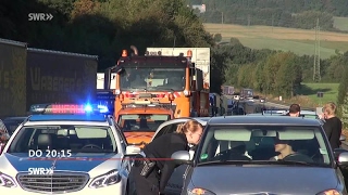 Rücksichtlose Autofahrer behindern Lebensretter  Ausufernder Artenschutz quotZur Sache BadenWürttemb [upl. by Baldridge]