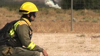 La extinción de un incendio forestal por los Bomberos de la Comunidad de Madrid [upl. by Suneya]