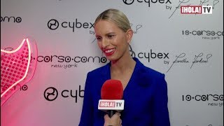 Karolina Kurkova celebra 20 años de carrera como modelo  ¡HOLA TV [upl. by Jervis]