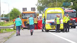 Vrachtwagenchauffeur overleden na aanrijding op snelweg A15 Ridderkerk [upl. by Lebam]