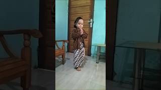 Penari jonggan Dayak kanayatn cilik senengnya tari dayakborneo viralvideo viralshorts fyp [upl. by Flodur]