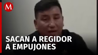 Con empujones sacan al regidor con licencia del ayuntamiento de Tepeapulco Hidalgo [upl. by Yekcor]