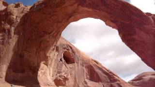 A man who is bungeejumping from Corona Arch near Moab looses his hat [upl. by Nauqet899]