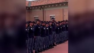 Lurlo degli allievi per il poliziotto accoltellato a Milano «Forza Christian» [upl. by Hulda]