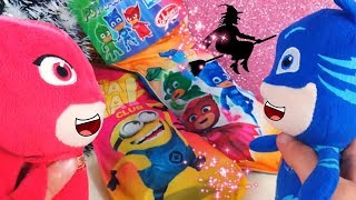 Arriva la Befana 🧦 Apriamo le Calze dei Pj Masks Super Pigiamini e dei Minions insieme a loro [upl. by Tierell]