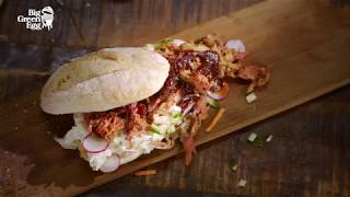 Come preparare un sandwich agli sfilacci di maiale – Big Green Egg [upl. by Atnim]