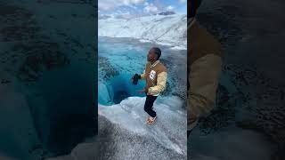 Este chico prueba el agua de un glaciar por primera vez 😰 [upl. by Emoraj]