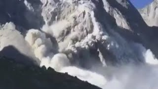 Gigantischer Bergsturz in Graubünden Eine Lawine aus Stein Wasser und Erde überrollte das Dorf [upl. by Kecaj145]