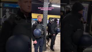 Berliner Polizei verhaftet Aktivistin 👮🏻‍♂️🚨 deutschland berlin [upl. by Aneeled260]