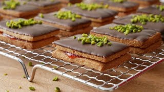 Mandelschnitten Plätzchen mit Pistazien Topping  Pistachio Almond Sandwich Cookies  ENG SUBS [upl. by Annaesor903]