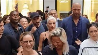 Lady Gaga turista a spasso per Venezia circondata dai fan [upl. by Hickie]