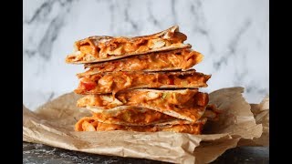 Lækre Quesadillas Med Kylling Og Grøntsager  Nem Frokost Eller Aftensmad  One Kitchen DK [upl. by Flanders]