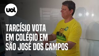 Com imagem de Bolsonaro na camisa Tarcísio vota em São José dos Campos [upl. by Assetnoc]