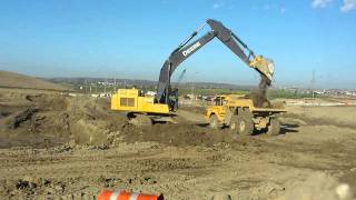 John Deere 450D Loading a Volvo A30d [upl. by Ashla]